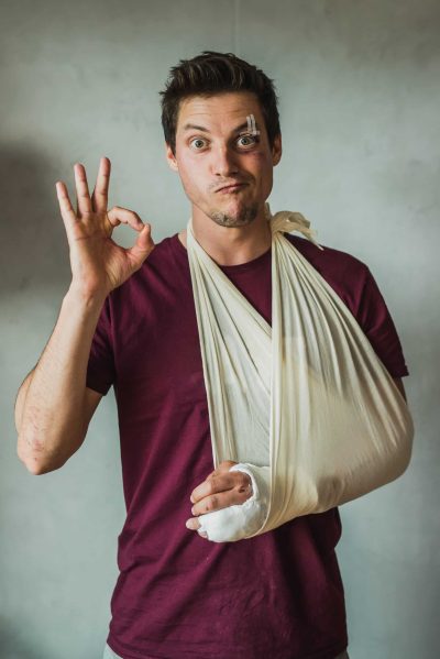 Homme avec un bras dans le platre