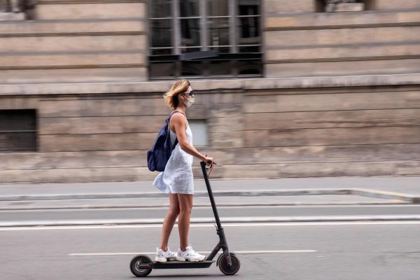 Jeune femme trottinette