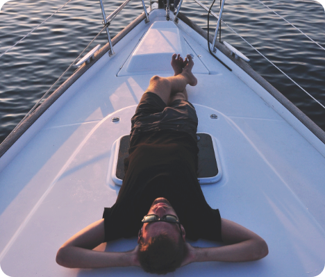 homme sur un bateau