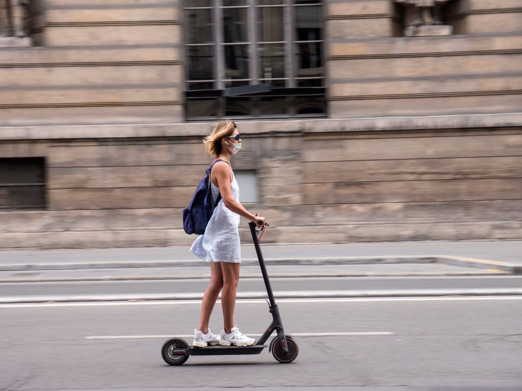 Jeune femme trottinette