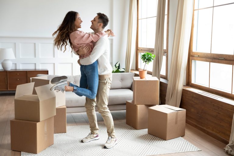 Assurance habitation couple heureux emménage
