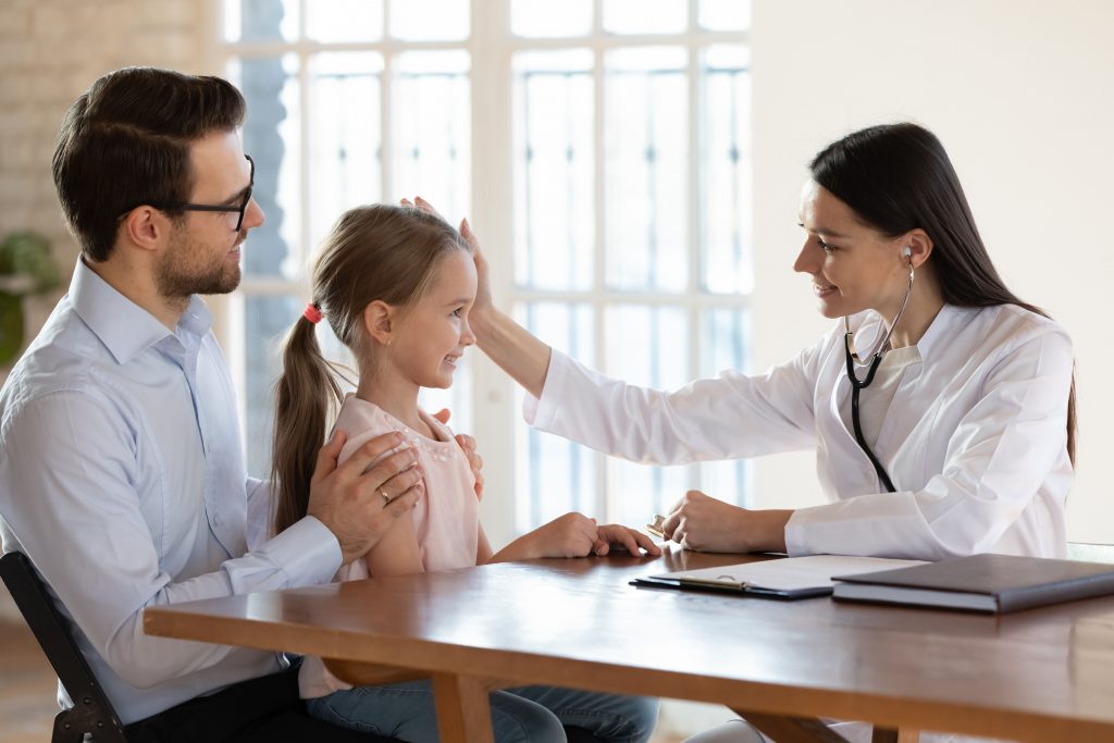 Médecin avec une petite fille malade