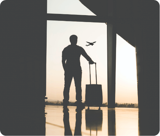 Homme avec valise à l'aeroport